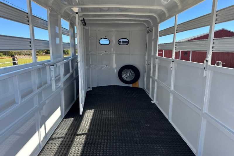 New 2026 Bee 3HBPSL 3 Horse Trailer with 2' Short Wall - Image 4