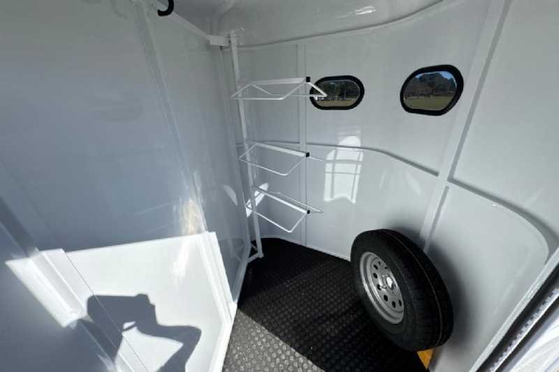 New 2026 Bee 3HBPSL 3 Horse Trailer with 2' Short Wall - Image 12