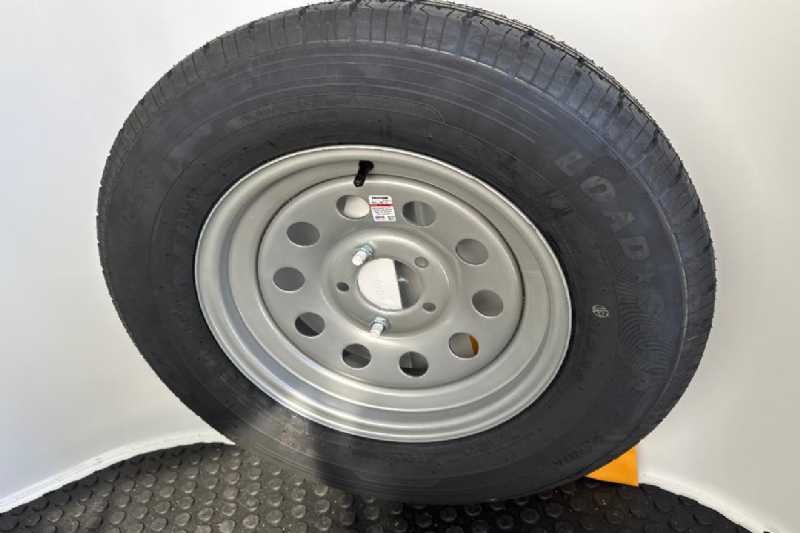 New 2026 Bee 3HBPSL 3 Horse Trailer with 2' Short Wall - Image 3