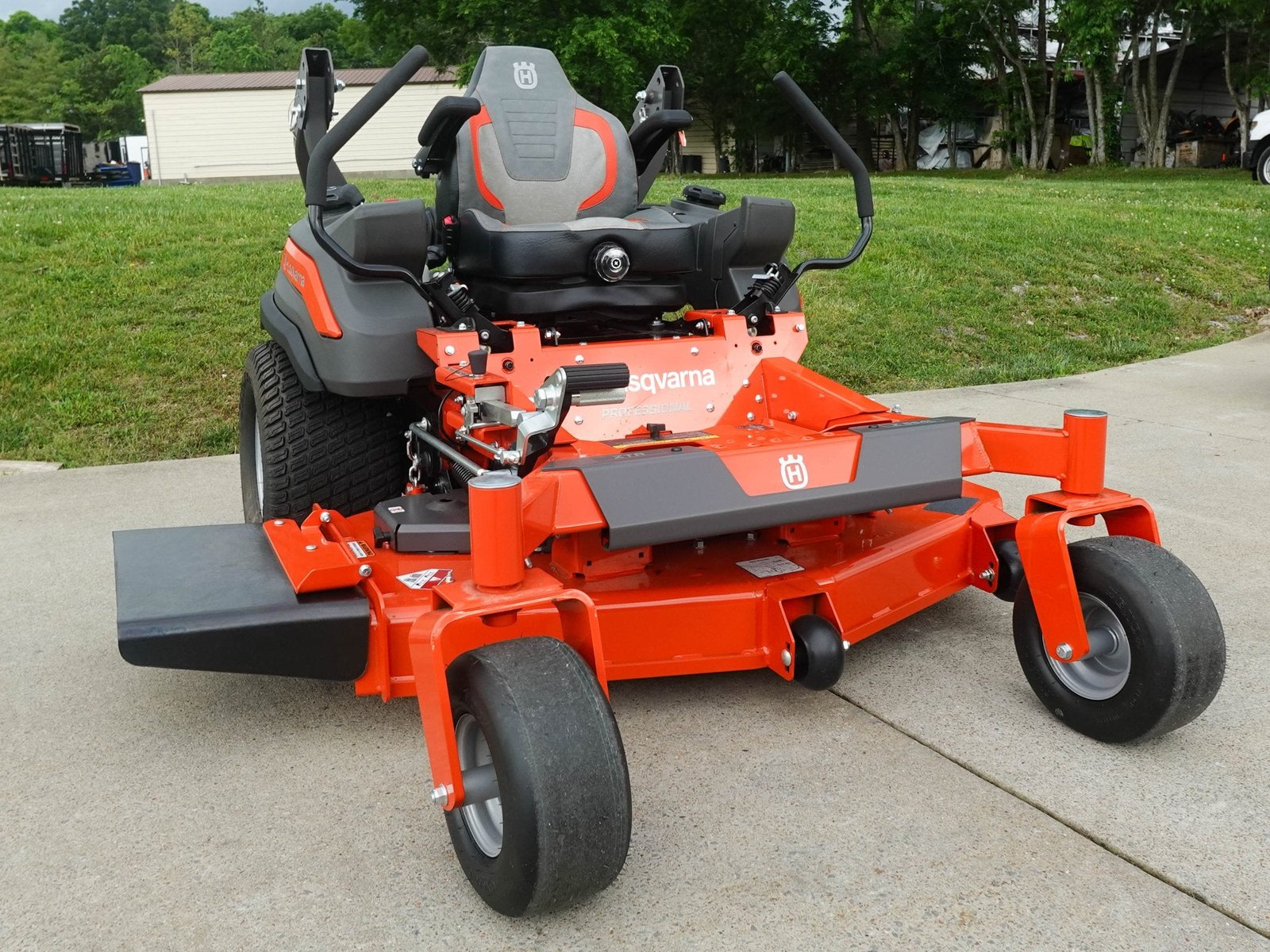 Husqvarna Z554L 54" Zero Turn Mower 27HP Kaw V-Twin +Bonus 522L Trimmer (Scratch and Dent) - Image 4