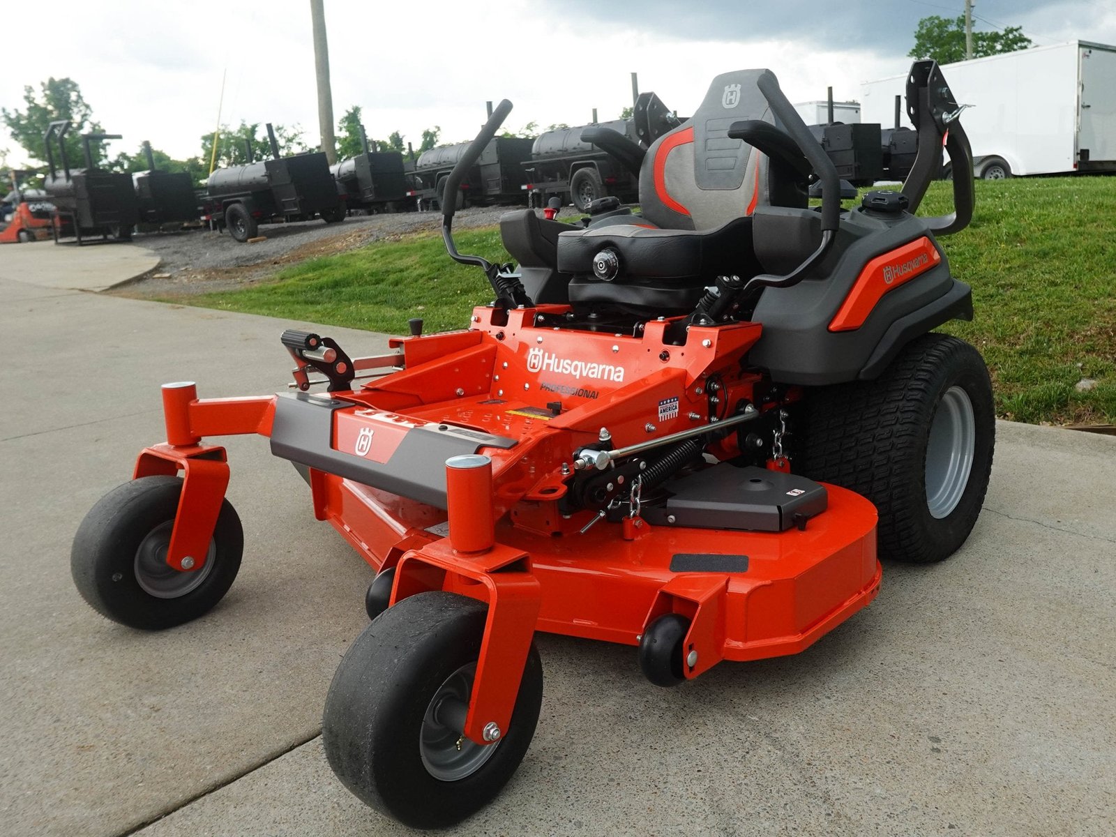 Husqvarna Z554L 54" Zero Turn Mower 27HP Kaw V-Twin +Bonus 522L Trimmer (Scratch and Dent) - Image 6
