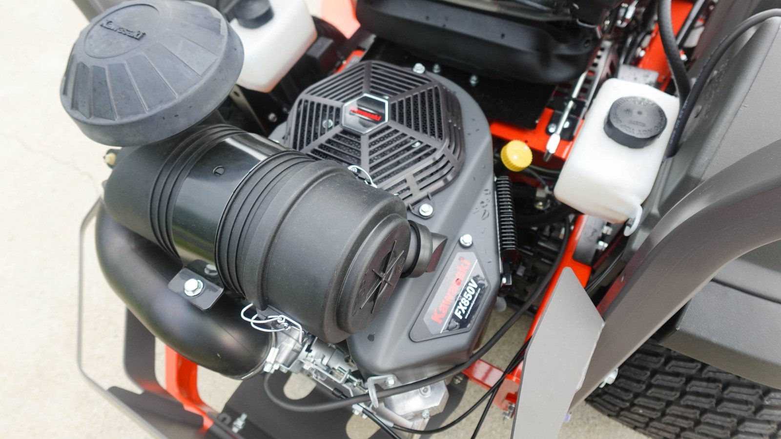 Husqvarna Z554L 54" Zero Turn Mower 27HP Kaw V-Twin +Bonus 522L Trimmer (Scratch and Dent) - Image 17