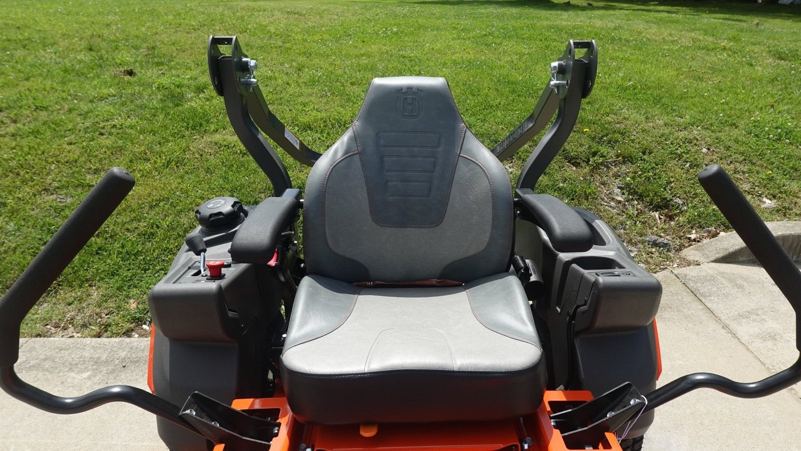Husqvarna 48" Z448 Zero Turn Mower 22HP KAW +Bonus 522L Trimmer (Scratch and Dent) - Image 18